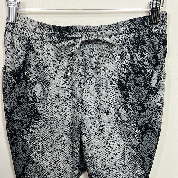 𝅺W118 by Walter Baker Drawstring Python Design Relax Fit Straight leg Pant Sz S - Picture 6 of 12